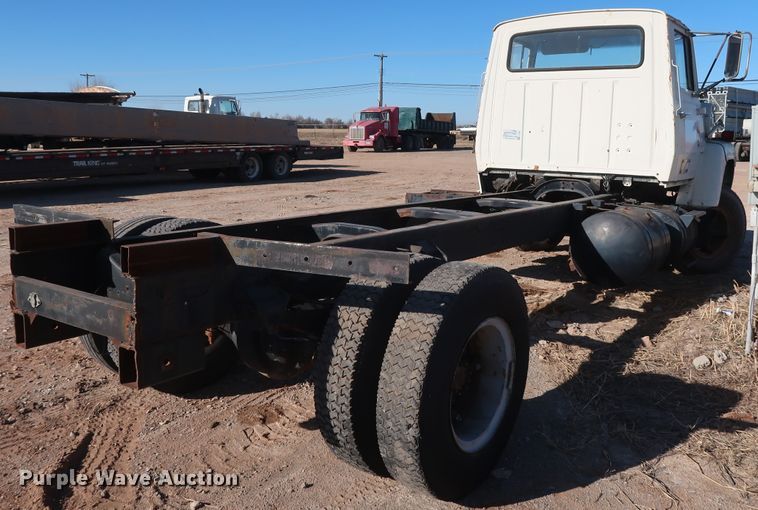 image for item GD9915 1983 Ford 8000 truck cab and chassis