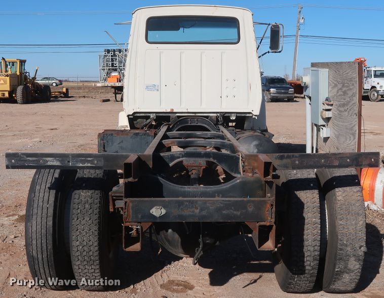 image for item GD9915 1983 Ford 8000 truck cab and chassis