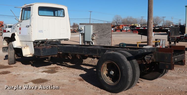 image for item GD9915 1983 Ford 8000 truck cab and chassis