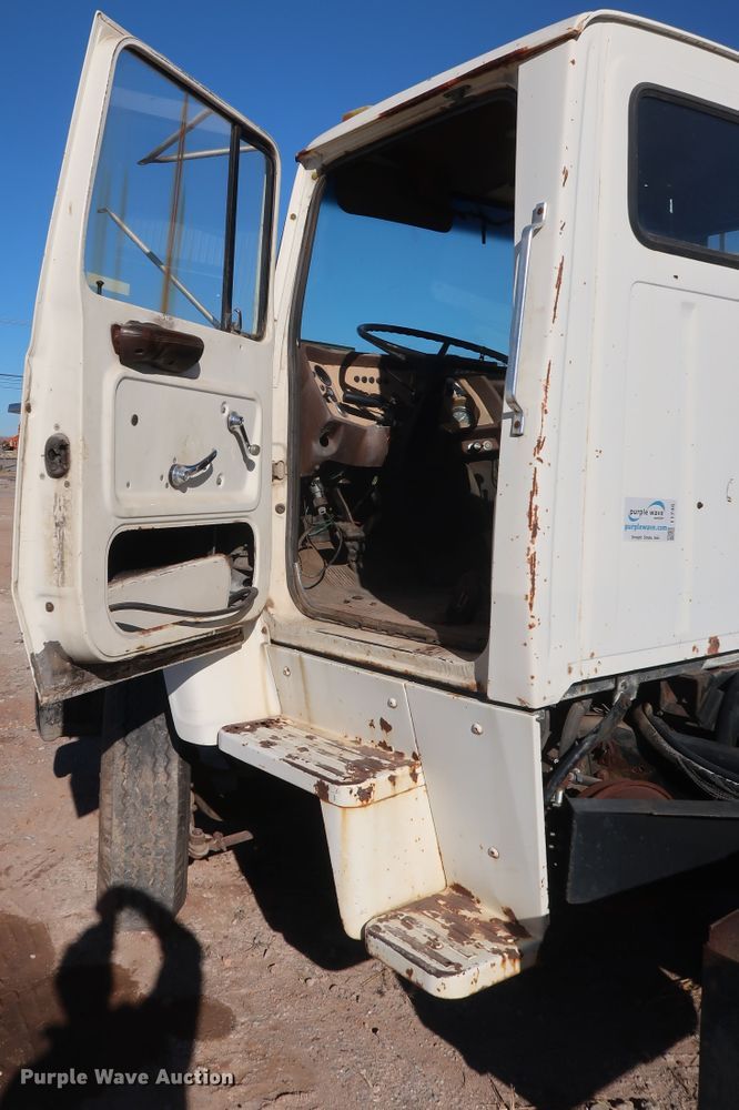 image for item GD9915 1983 Ford 8000 truck cab and chassis