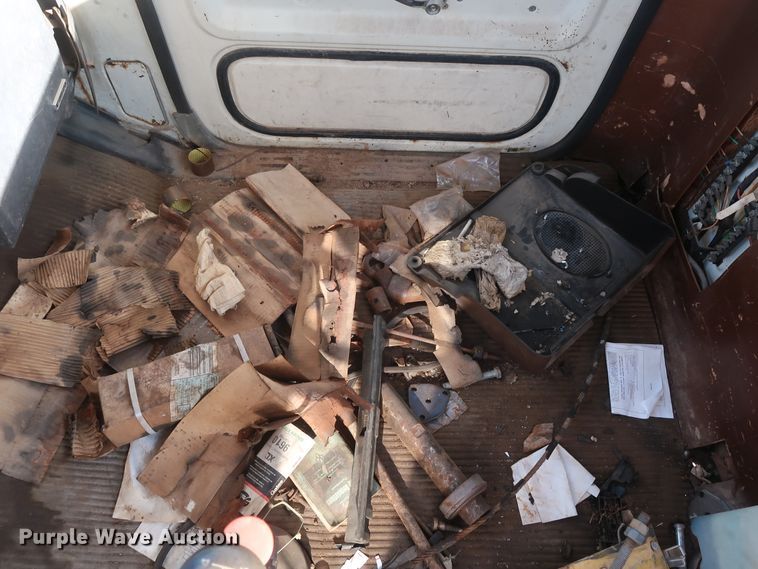 image for item GD9915 1983 Ford 8000 truck cab and chassis