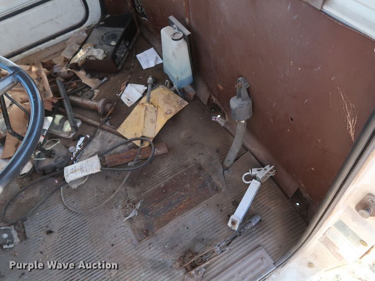 image for item GD9915 1983 Ford 8000 truck cab and chassis