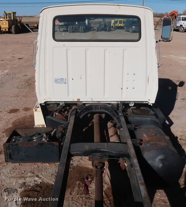 image for item GD9915 1983 Ford 8000 truck cab and chassis