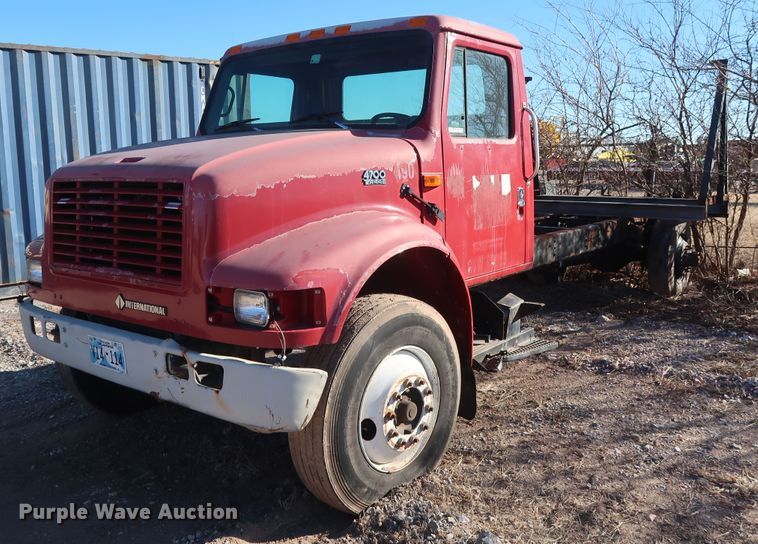 image for item GD9917 2002 International 4700 truck cab and chassis