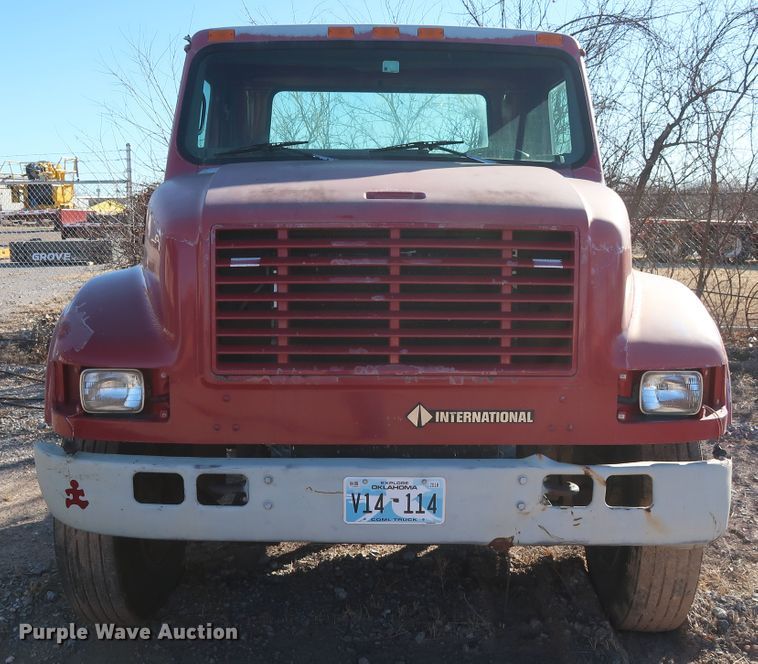 image for item GD9917 2002 International 4700 truck cab and chassis