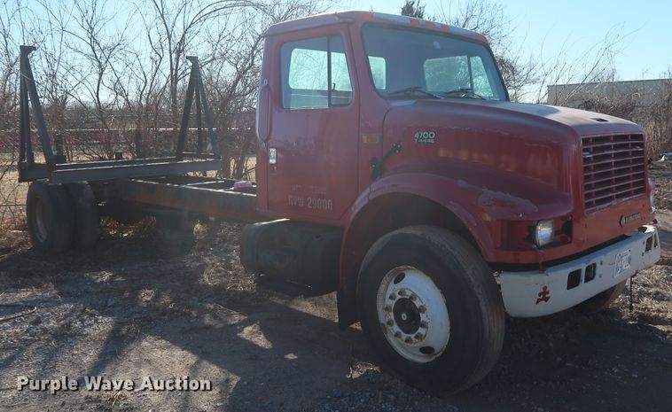 image for item GD9917 2002 International 4700 truck cab and chassis