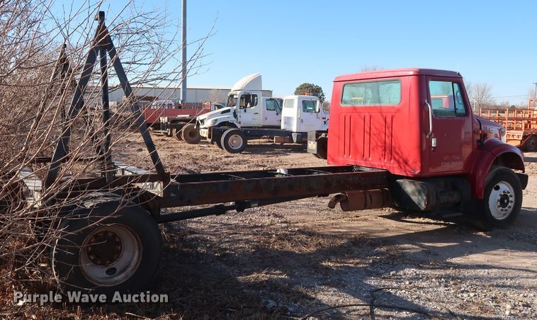 image for item GD9917 2002 International 4700 truck cab and chassis