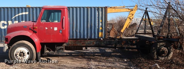 image for item GD9917 2002 International 4700 truck cab and chassis