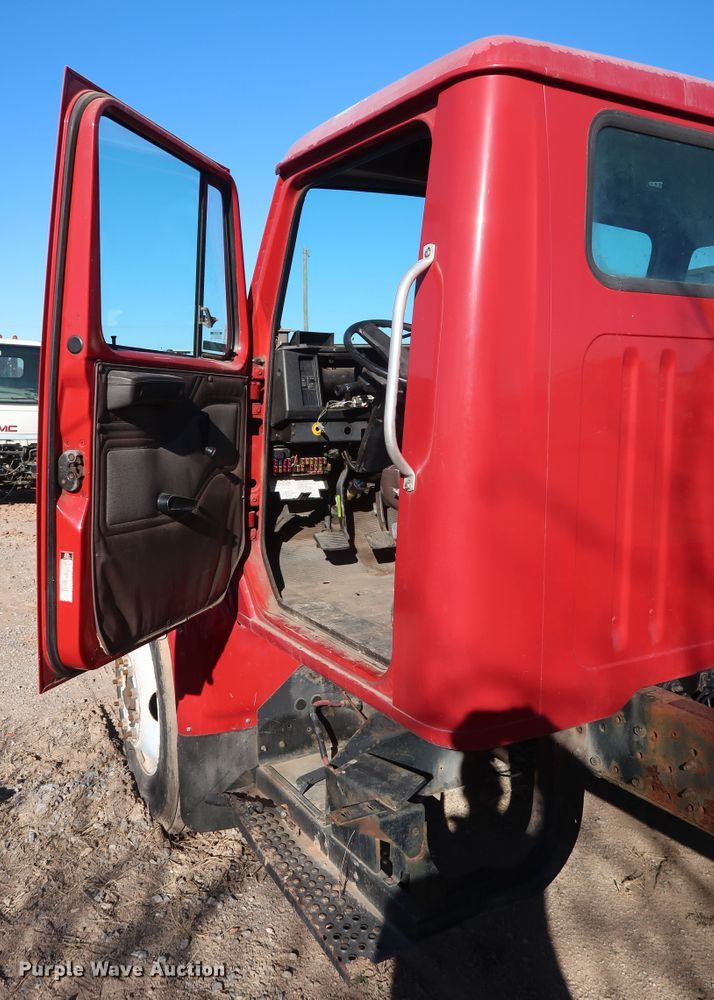 image for item GD9917 2002 International 4700 truck cab and chassis