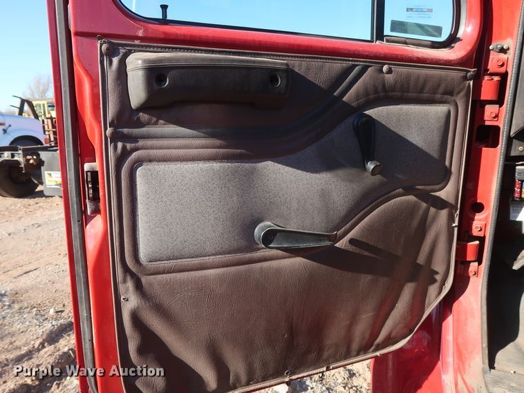 image for item GD9917 2002 International 4700 truck cab and chassis