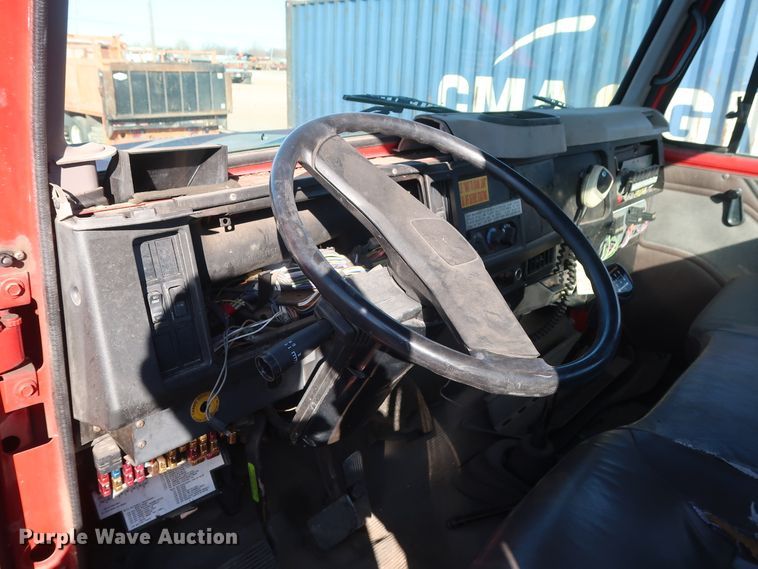 image for item GD9917 2002 International 4700 truck cab and chassis