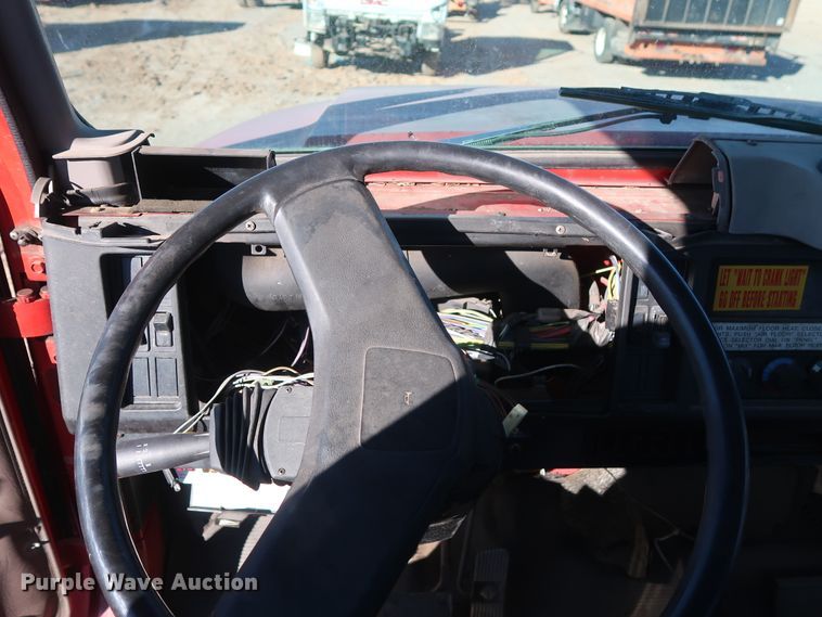 image for item GD9917 2002 International 4700 truck cab and chassis