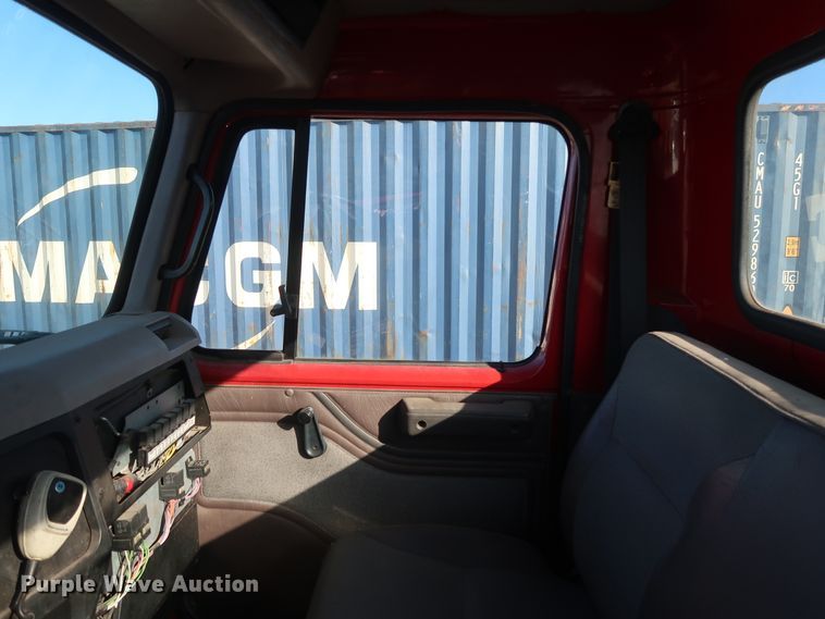 image for item GD9917 2002 International 4700 truck cab and chassis