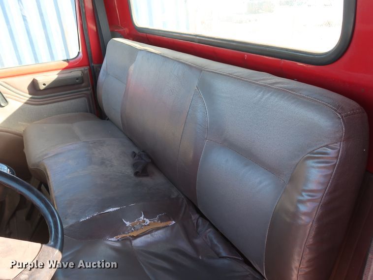 image for item GD9917 2002 International 4700 truck cab and chassis