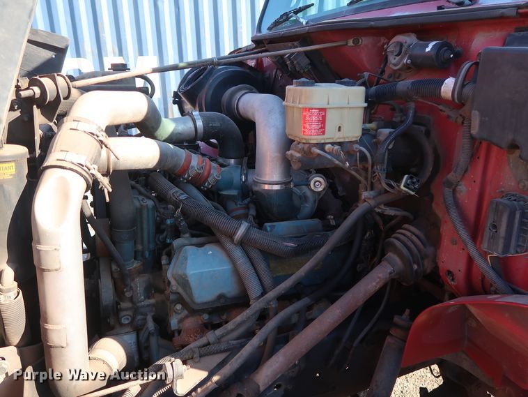 image for item GD9917 2002 International 4700 truck cab and chassis