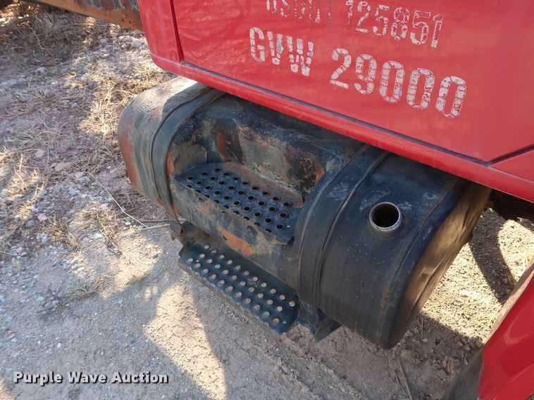 image for item GD9917 2002 International 4700 truck cab and chassis