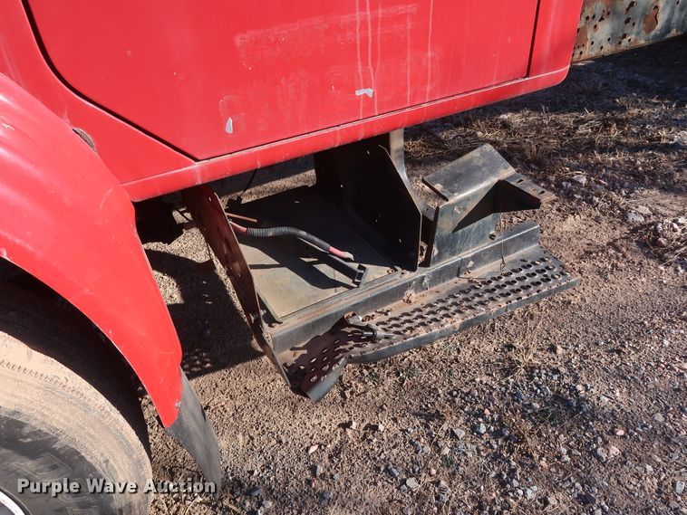 image for item GD9917 2002 International 4700 truck cab and chassis