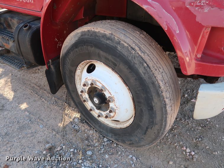 image for item GD9917 2002 International 4700 truck cab and chassis