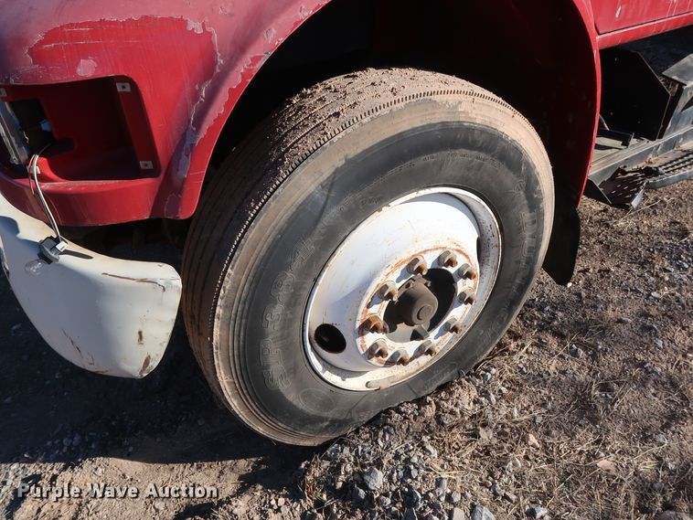 image for item GD9917 2002 International 4700 truck cab and chassis