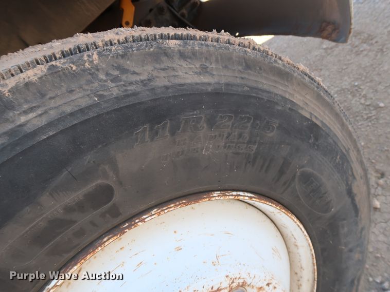 image for item GD9917 2002 International 4700 truck cab and chassis