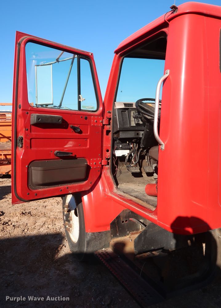 image for item GD9920 1996 International 4700 truck cab and chassis