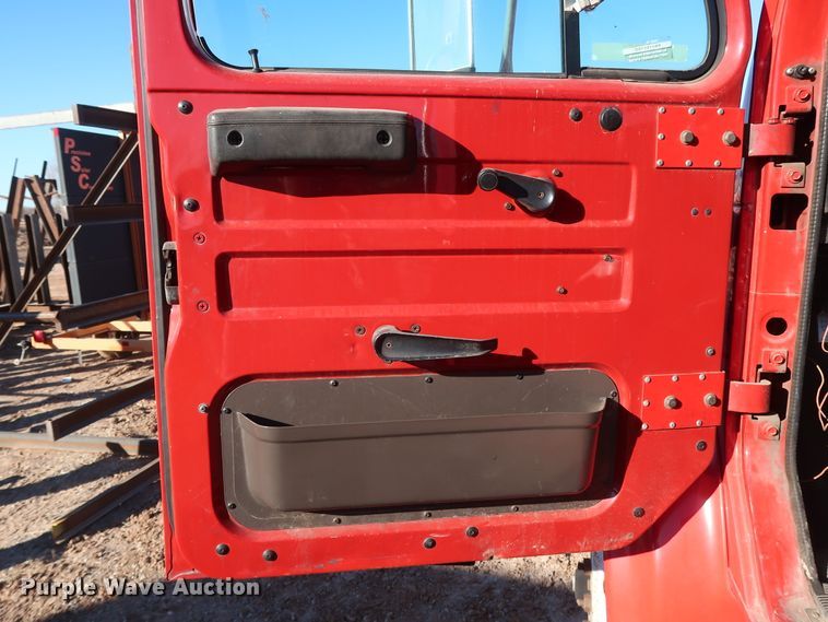 image for item GD9920 1996 International 4700 truck cab and chassis
