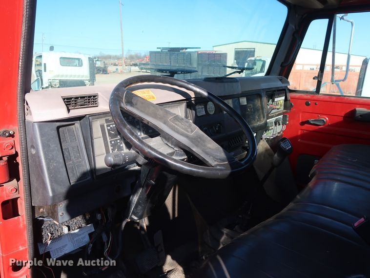 image for item GD9920 1996 International 4700 truck cab and chassis