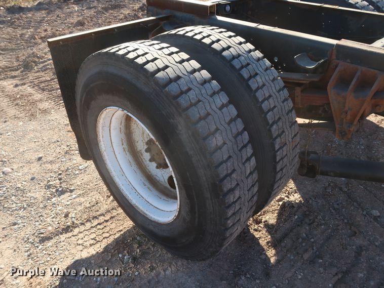 image for item GD9920 1996 International 4700 truck cab and chassis