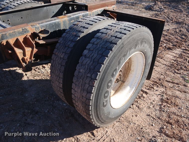 image for item GD9920 1996 International 4700 truck cab and chassis