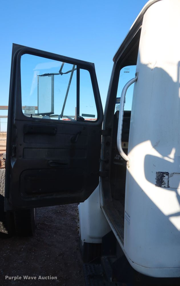 image for item GD9922 1992 International 4700 truck cab and chassis