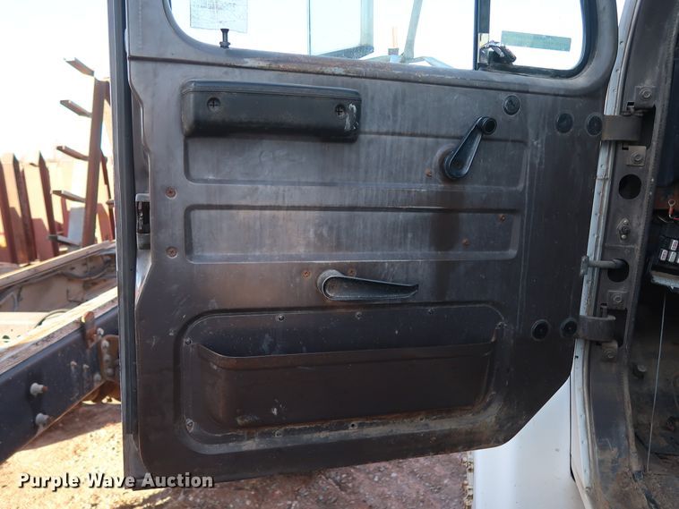 image for item GD9922 1992 International 4700 truck cab and chassis