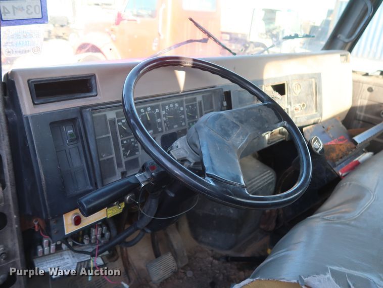 image for item GD9922 1992 International 4700 truck cab and chassis