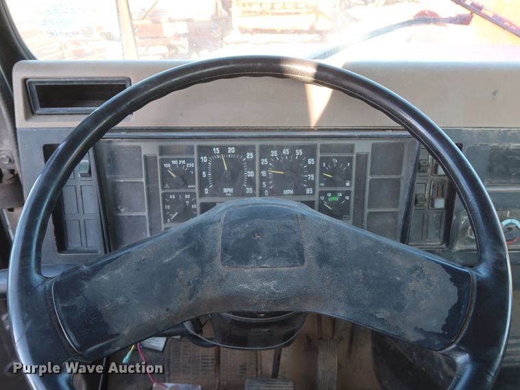 image for item GD9922 1992 International 4700 truck cab and chassis