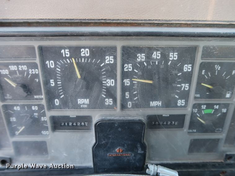 image for item GD9922 1992 International 4700 truck cab and chassis