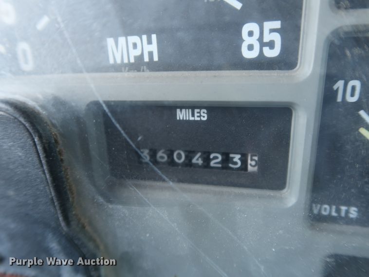 image for item GD9922 1992 International 4700 truck cab and chassis