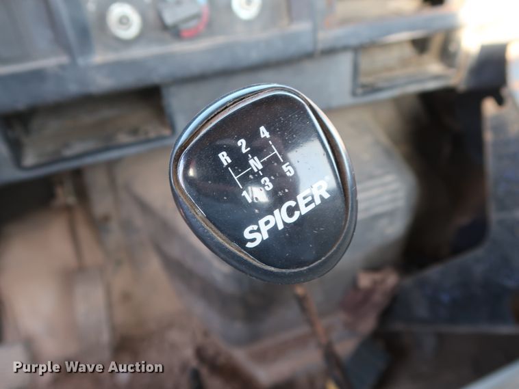 image for item GD9922 1992 International 4700 truck cab and chassis