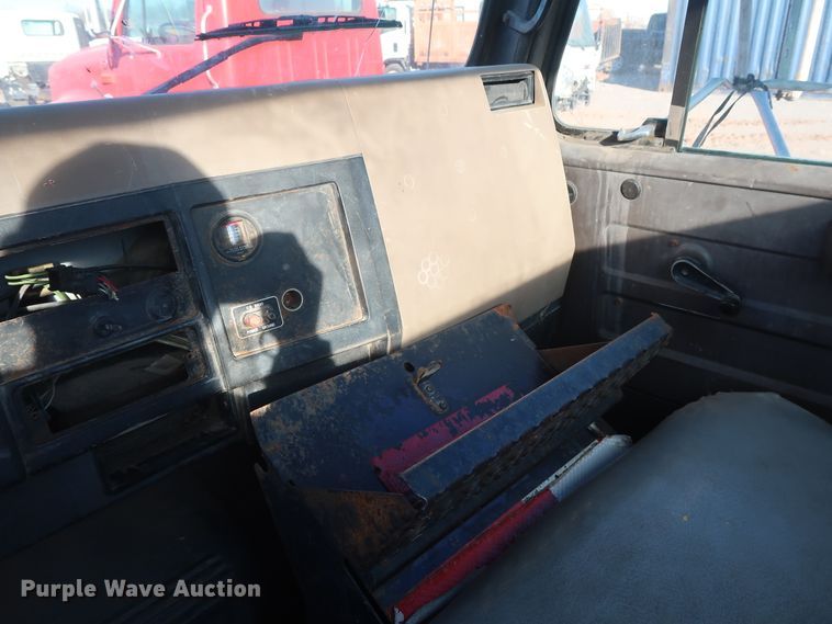 image for item GD9922 1992 International 4700 truck cab and chassis