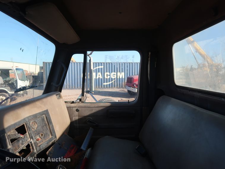 image for item GD9922 1992 International 4700 truck cab and chassis