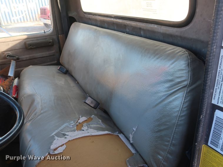 image for item GD9922 1992 International 4700 truck cab and chassis