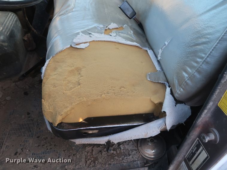 image for item GD9922 1992 International 4700 truck cab and chassis