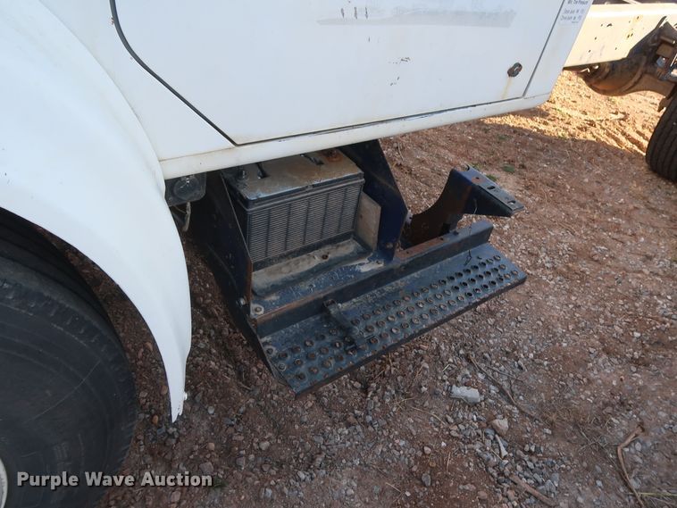 image for item GD9922 1992 International 4700 truck cab and chassis