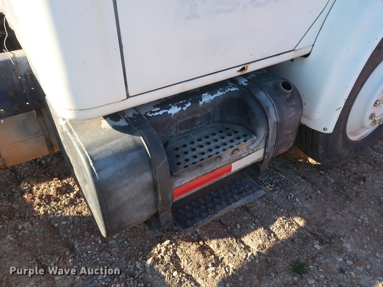 image for item GD9922 1992 International 4700 truck cab and chassis