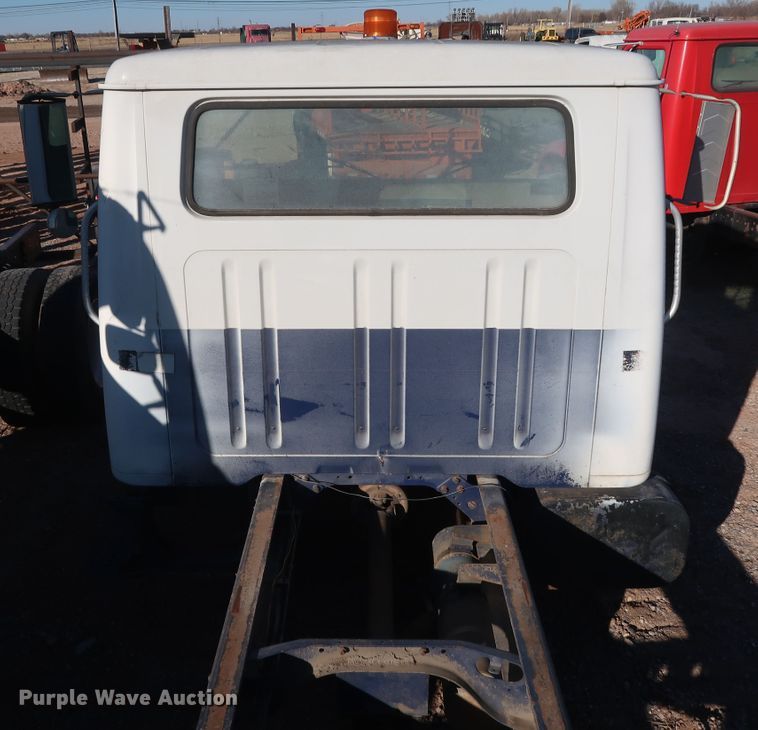 image for item GD9922 1992 International 4700 truck cab and chassis