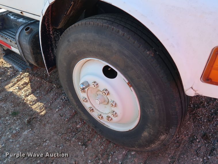 image for item GD9922 1992 International 4700 truck cab and chassis