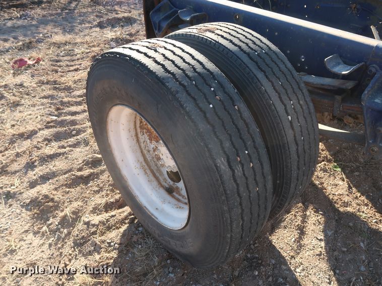 image for item GD9922 1992 International 4700 truck cab and chassis