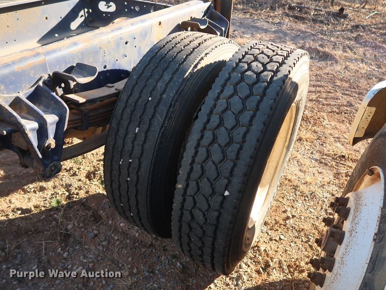 image for item GD9922 1992 International 4700 truck cab and chassis