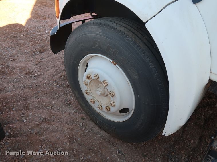 image for item GD9922 1992 International 4700 truck cab and chassis