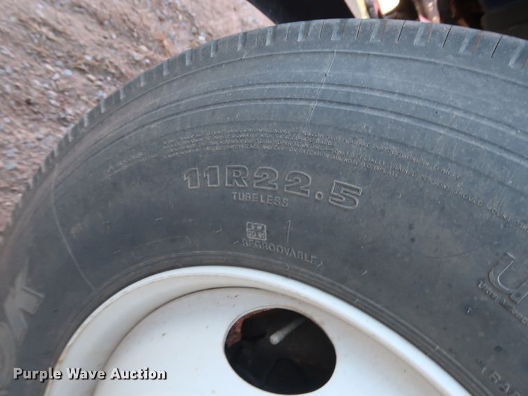 image for item GD9922 1992 International 4700 truck cab and chassis