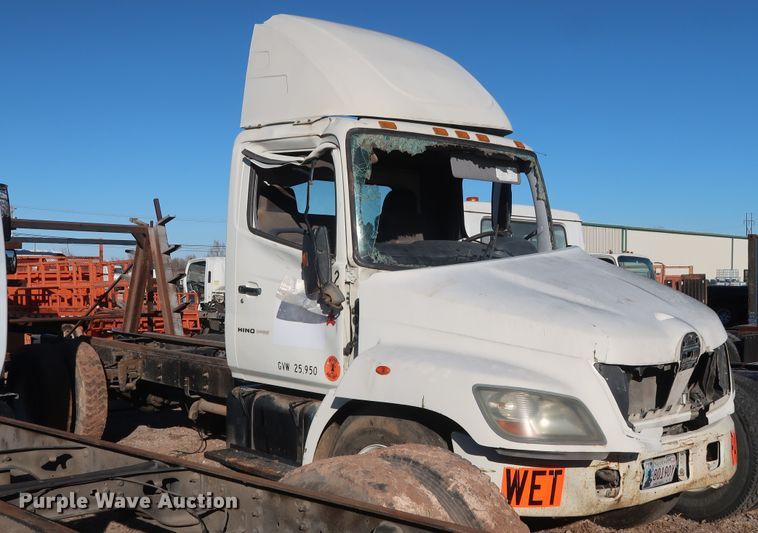 image for item GD9923 2006 Hino 268 truck cab and chassis