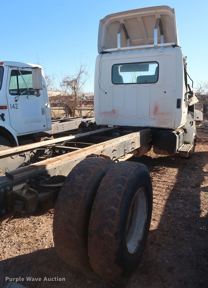 image for item GD9923 2006 Hino 268 truck cab and chassis